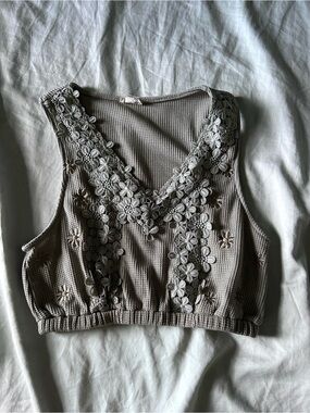 POL Floral Appliqué V-Neck Crop Tank Top